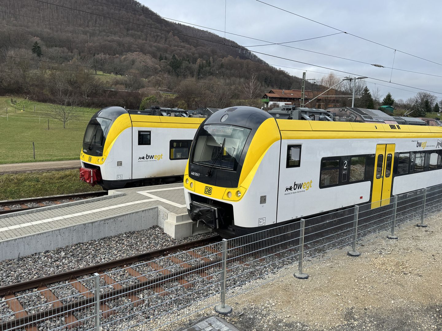 Zwei Züge begegnen sich im Kreuzungsbahnhof Dettingen-Gsaidt auf der Ermstalbahn