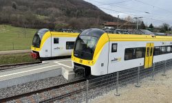 Zwei Züge begegnen sich im Kreuzungsbahnhof Dettingen-Gsaidt auf der Ermstalbahn